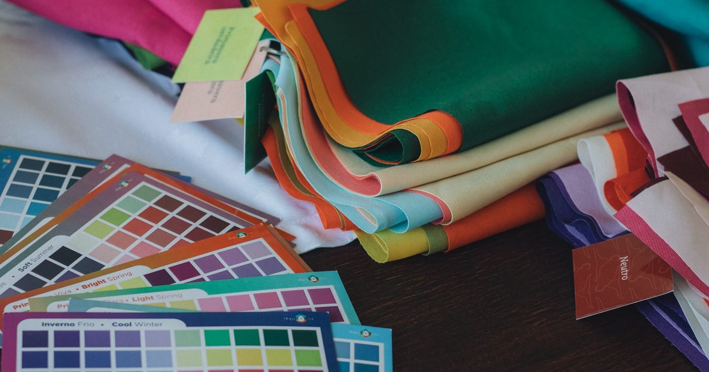 Telas de colores y paletas de color impresas sobre una mesa